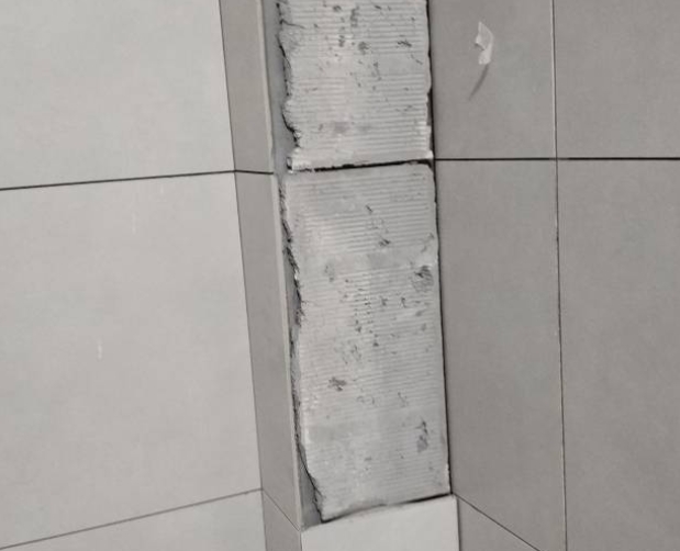 西陵瓷砖空鼓维修公司分享下瓷砖施工前基层浇水润湿程度不足，可能导致以下问题